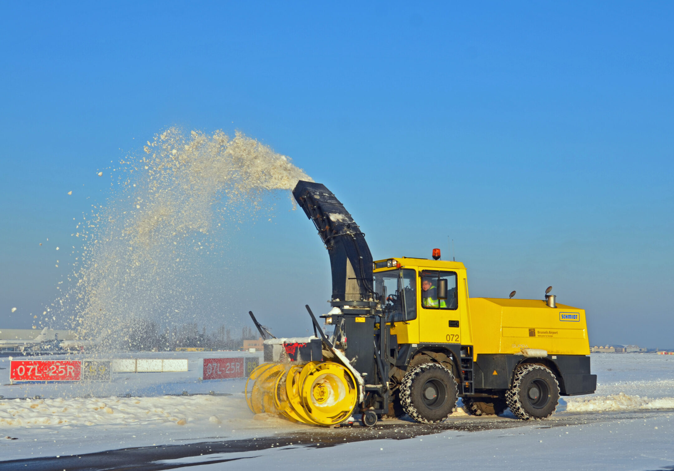 Winter_Operations_@_Brussels_Airport_January_2013_(8387462700)
